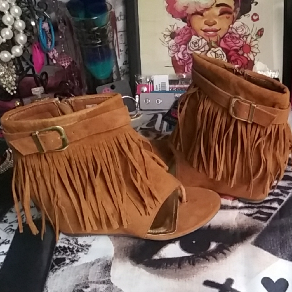 Open toe wedge with tassel